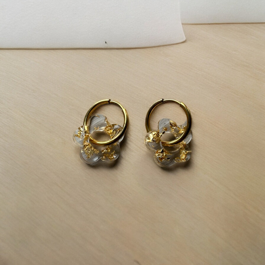 Boucles d’oreilles Marguerite transparente avec feuilles d’or